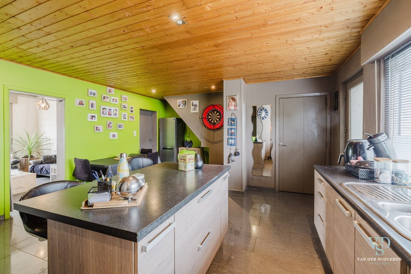 Ruime woning met atelier / garage. 