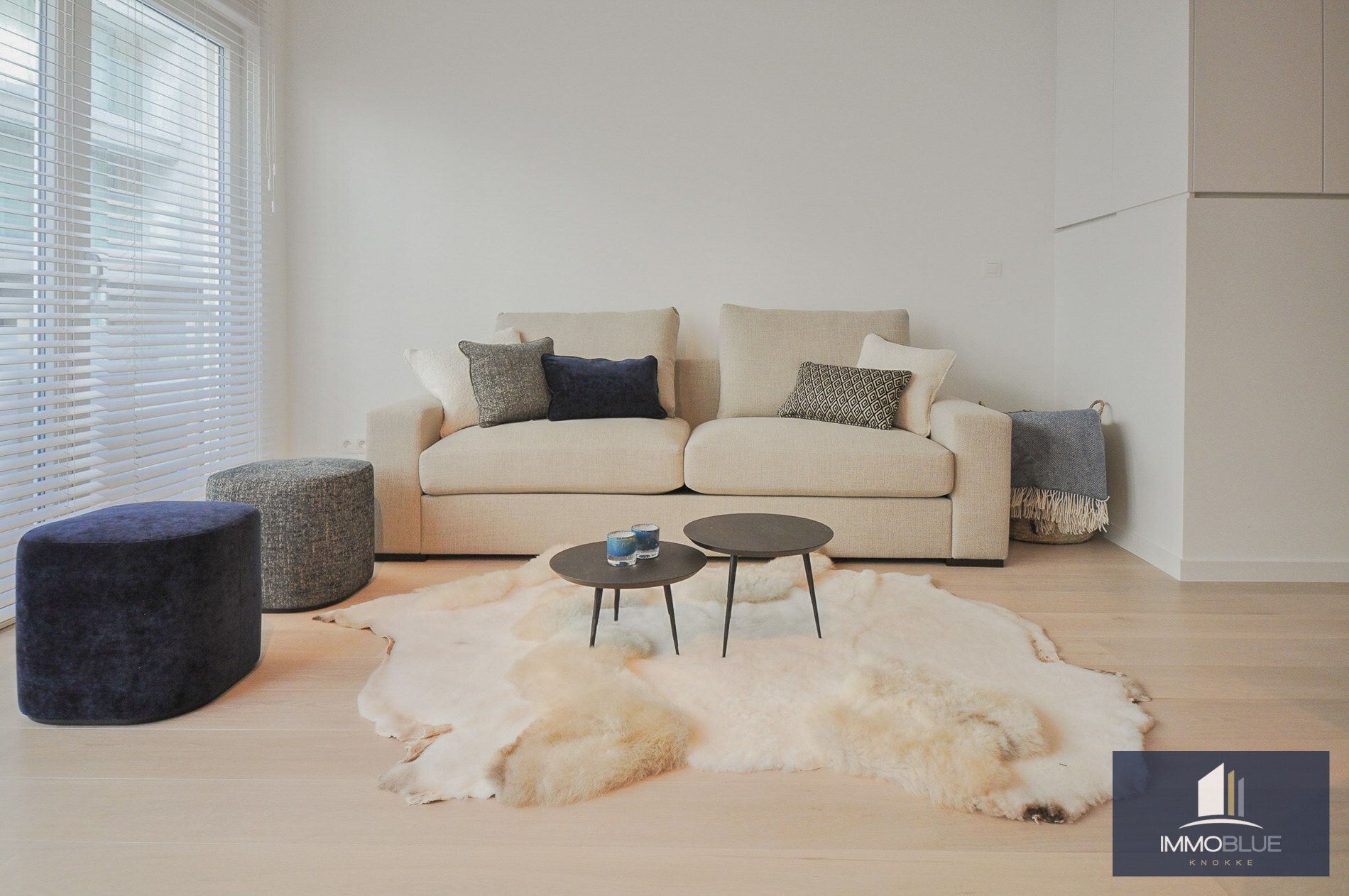 Appartement intemporel, récemment entièrement rénové, avec vue latérale sur la mer, situé au Zoute. 