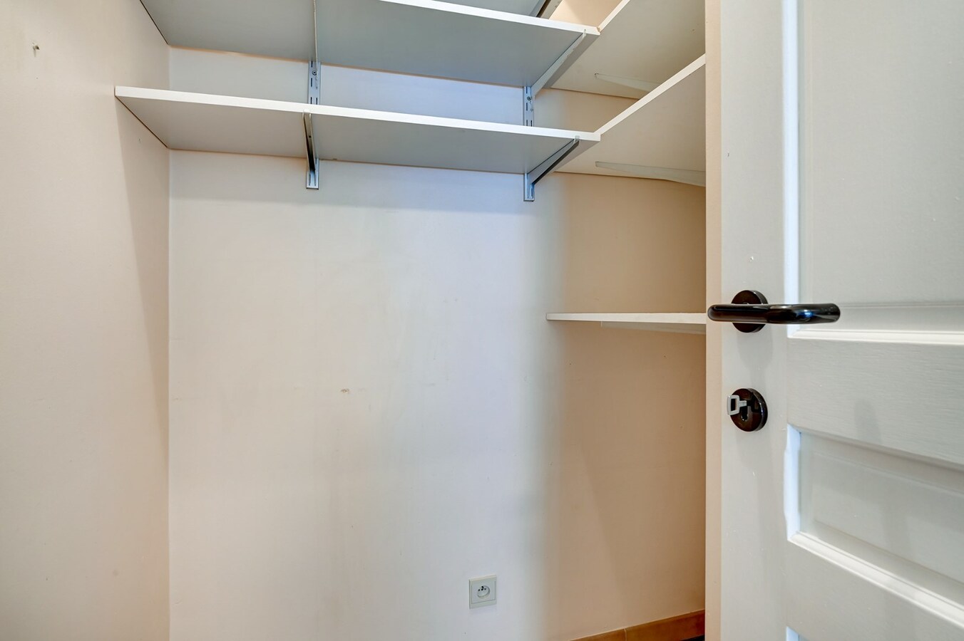 Centraal gelegen appartement met ondergrondse garage en groot terras 