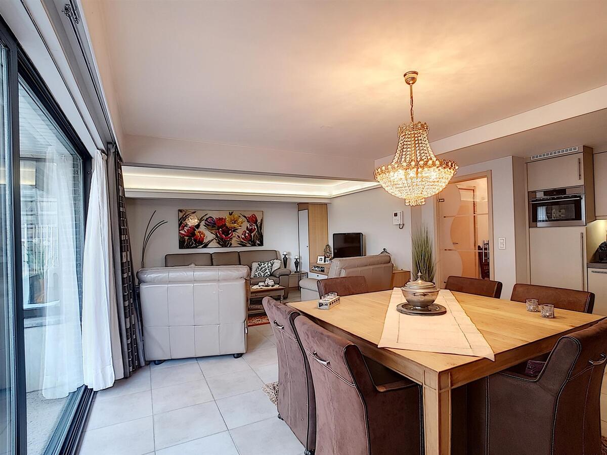 Verzorgd 2 slaapkamer appartement nabij het Heldenplein - Heist 