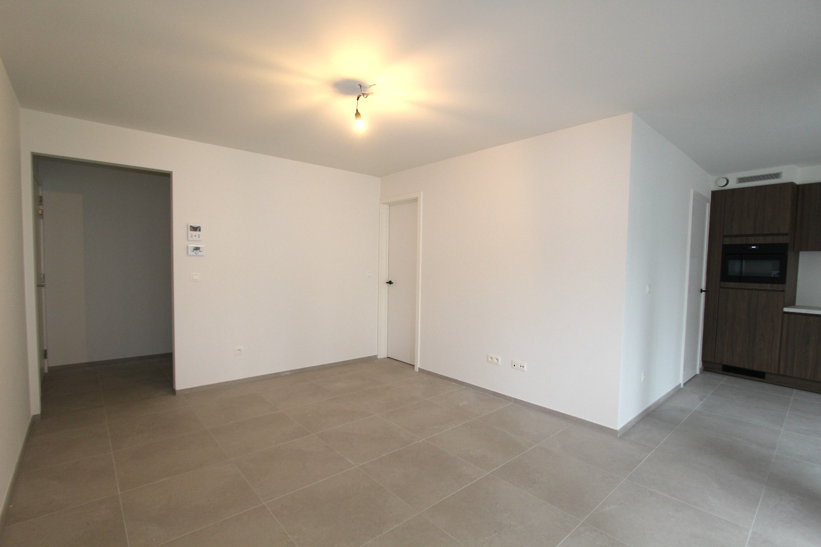 GELIJKVLOERS NIEUWBOUW APPARTEMENT MET TERRAS 