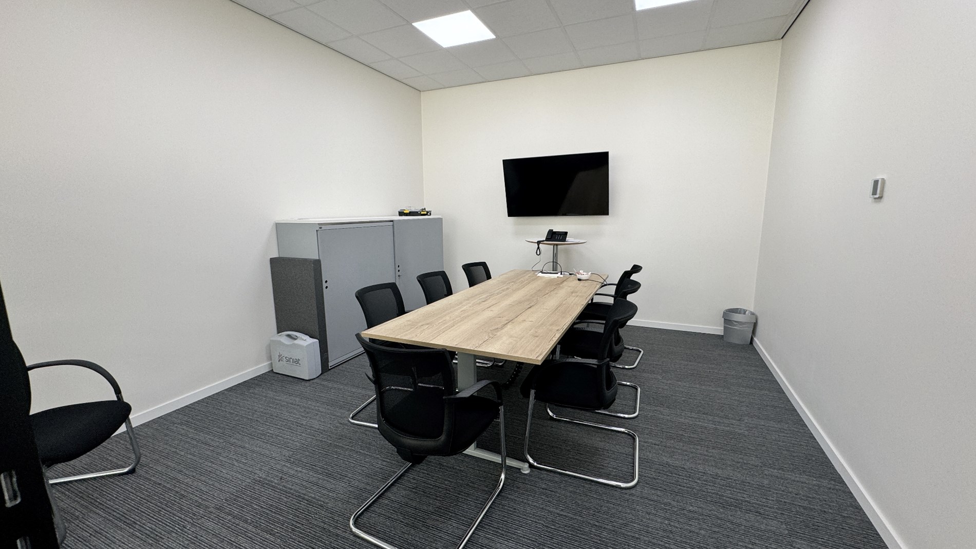 Loods met kantoor te huur nabij E19 in Mechelen