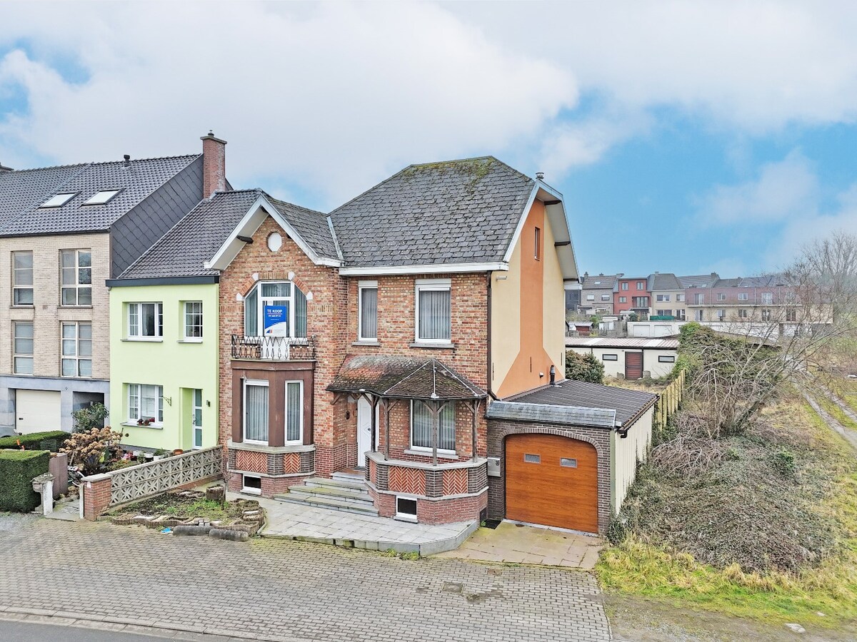 Statige woning met garage en ruime tuin te centrum Zottegem 