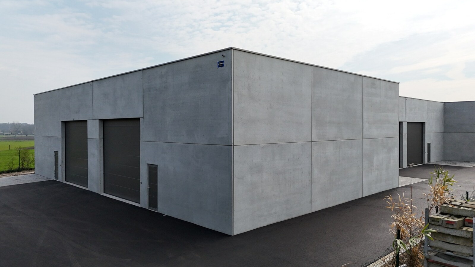 Nieuwbouw loods KMO-UNIT te koop – 192 m² met 2 parkeerplaatsen inbegrepen op de industriezone te Aartrijke 