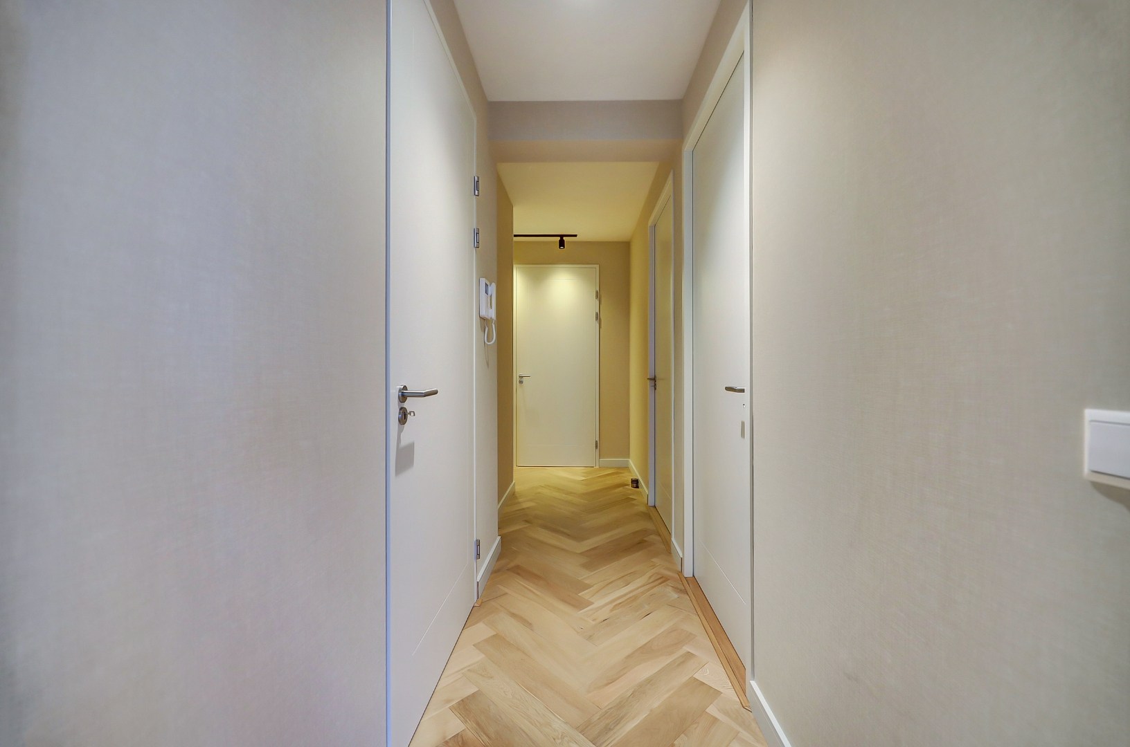 Nieuw en instapklaar 3-kamer appartement op de zevende verdieping met luxe keuken en badkamer, riant uitzicht over de omgeving en naar het centrum van Rotterdam. 