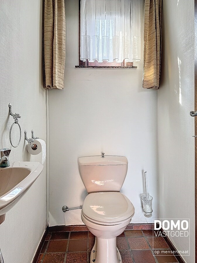 Ruime open bebouwing woning met afgesloten tuin te Kermt. 