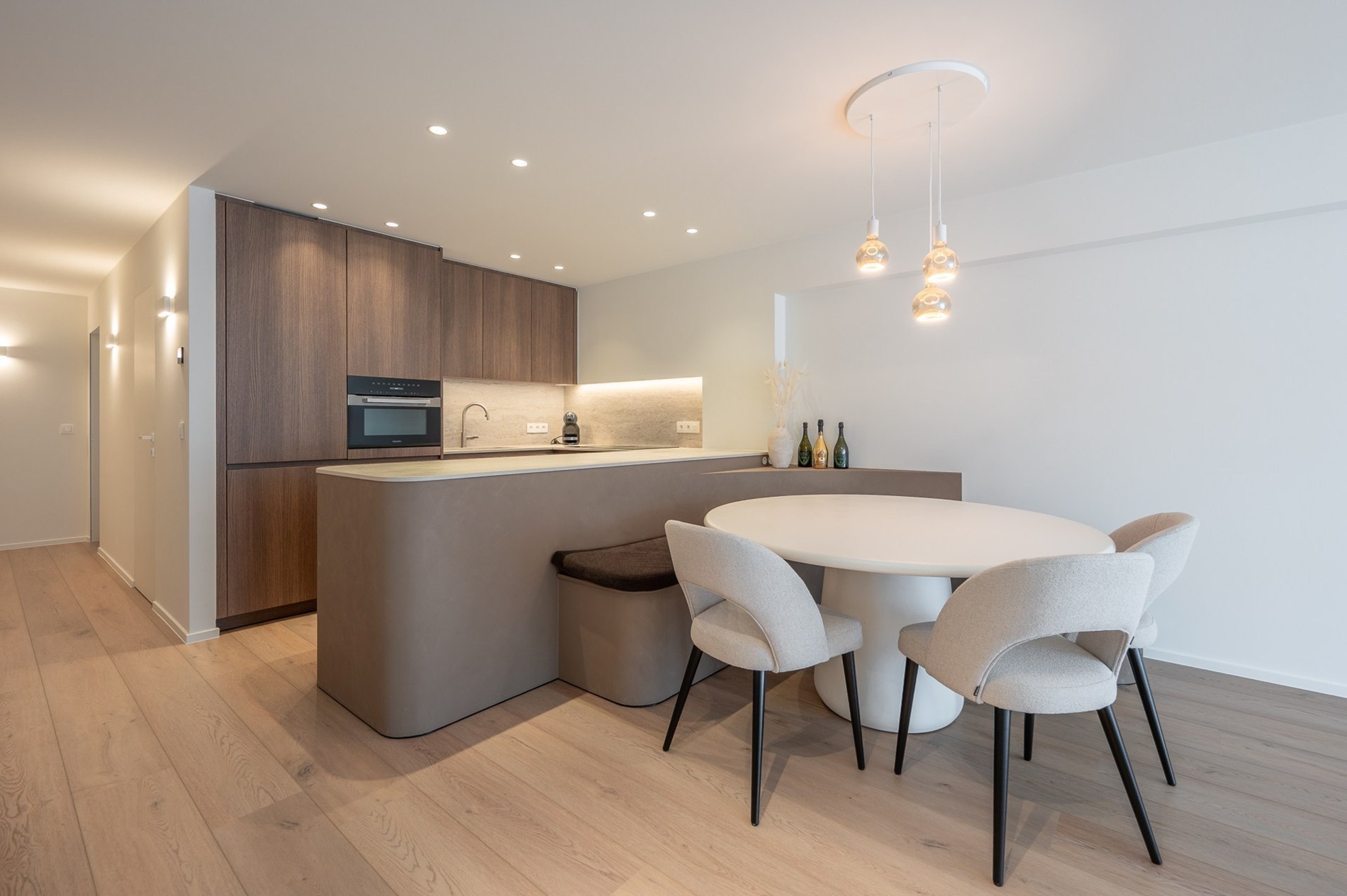 Aangenaam 3 slaapkamerappartement met zijdelings zeezicht op een aangename ligging vlakbij het Lichttorenplein te Knokke. 