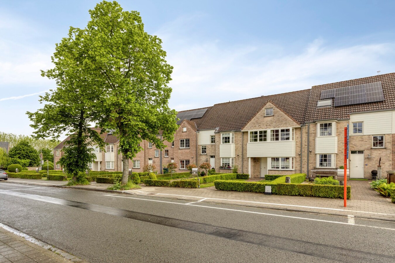 Ruime woning in pastoriestijl met 3 slaapkamers, verzicht en dubbele ondergrondse parking in Tiegem 