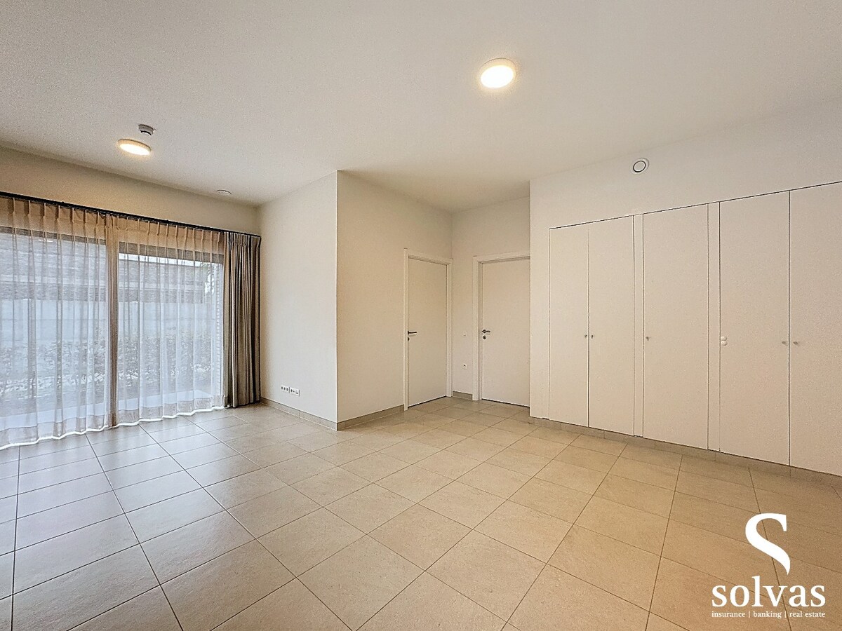 Gelijkvloers appartement met 2 slaapkamer, terras en tuintje 