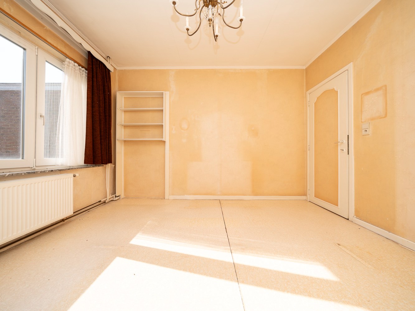 Knappe te renoveren gezinswoning met veel potentieel 