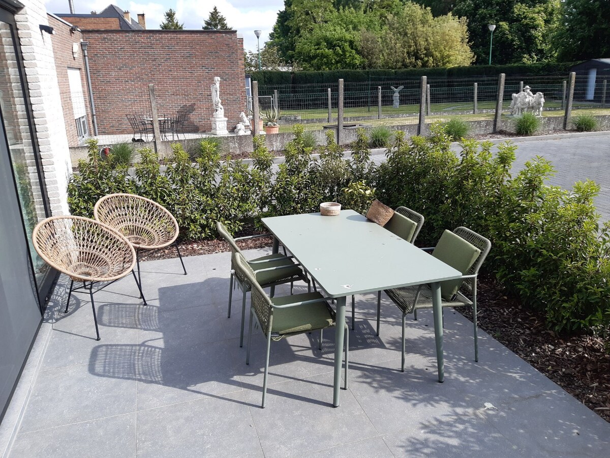 Gelijkvloers appartement met terras. 