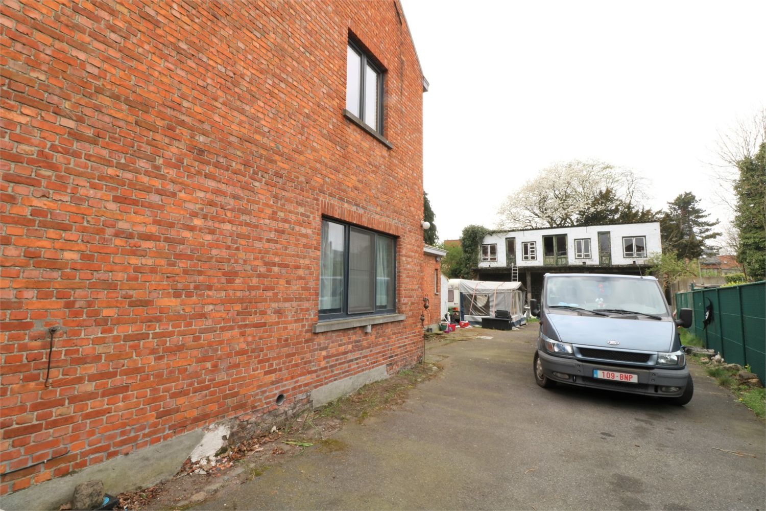 Te renoveren woning met veel mogelijkheden 