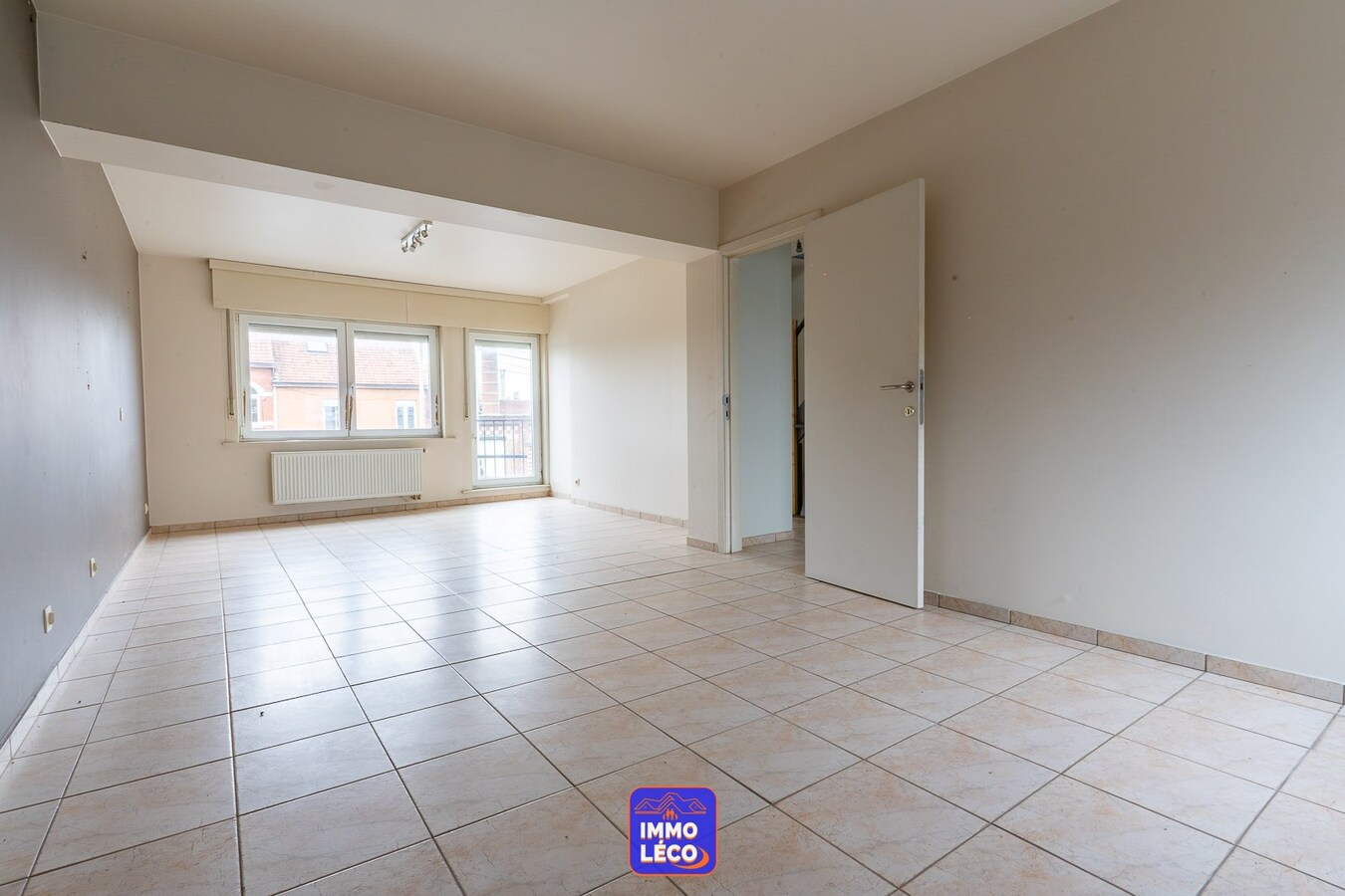 Surface commerciale de 450m2 avec habitation, facilités de parking, etc.. RARE à la location ! Situation exceptionnelle ! 