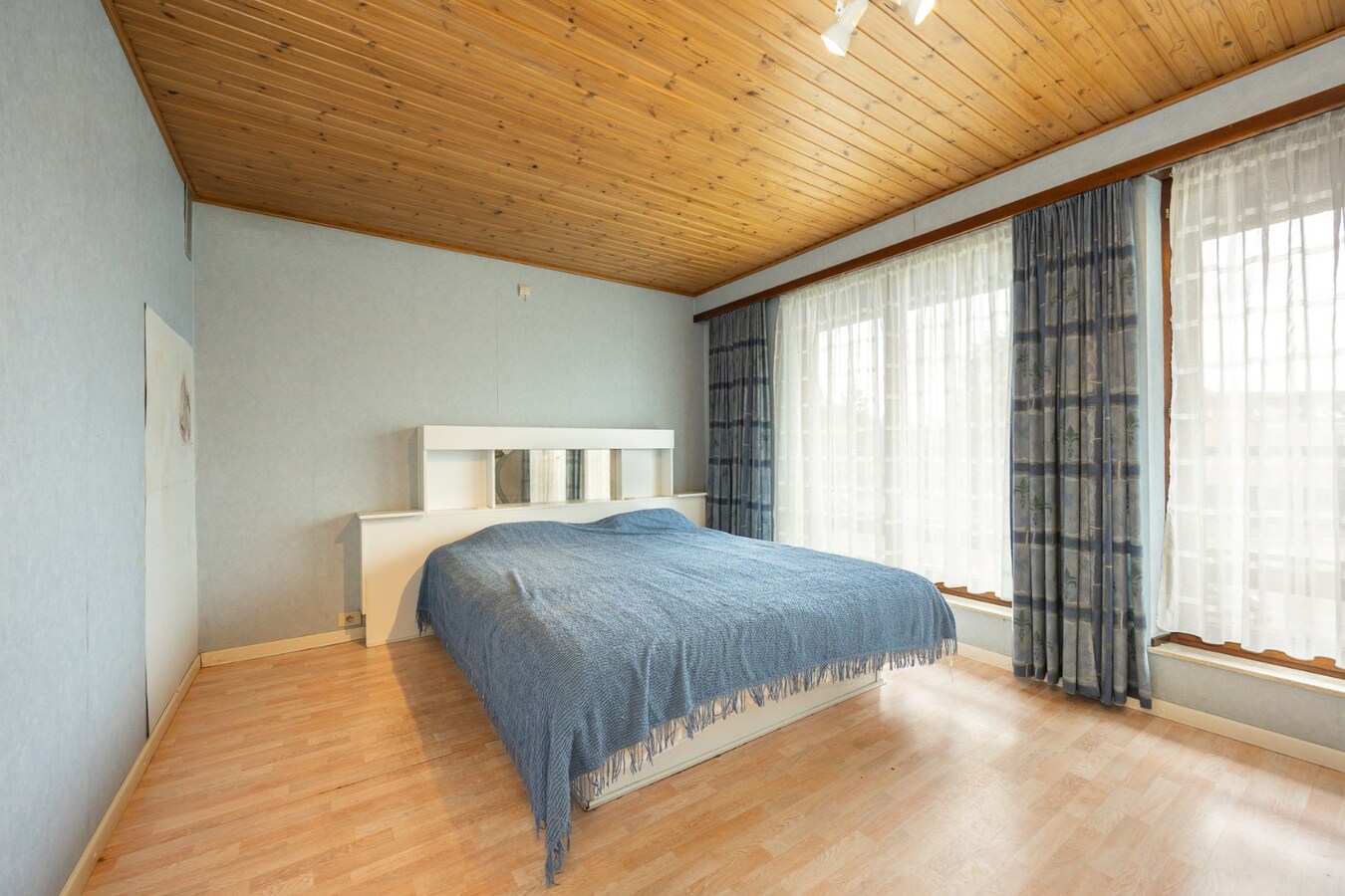 Ruime woning met praktijkmogelijkheden in het hart van Zoersel 