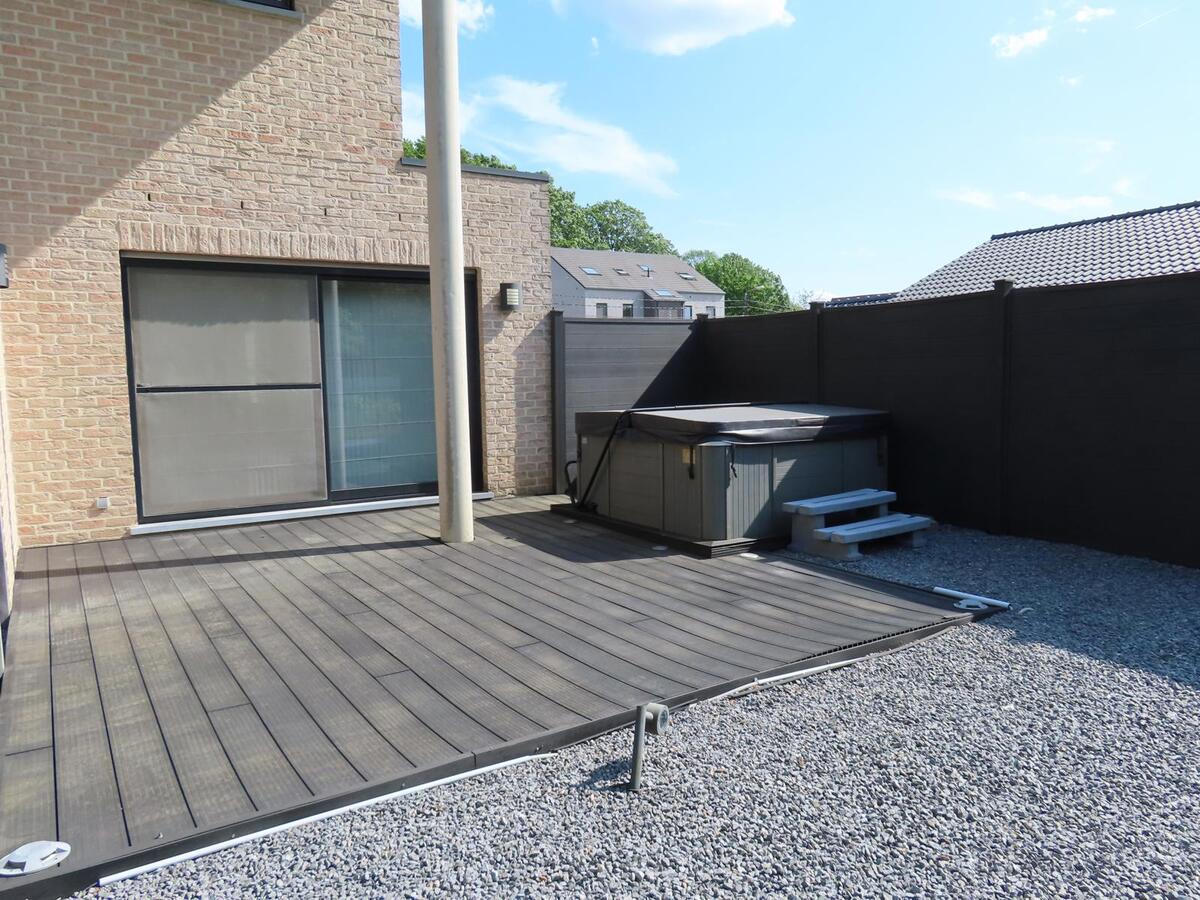 Prachtige villa, rustig gelegen te Houthalen. Dichtbij autosnelwegen en openbaar vervoer. Het centrum van Houthalen op 5 minuten en Hasselt op 15 minuten. 