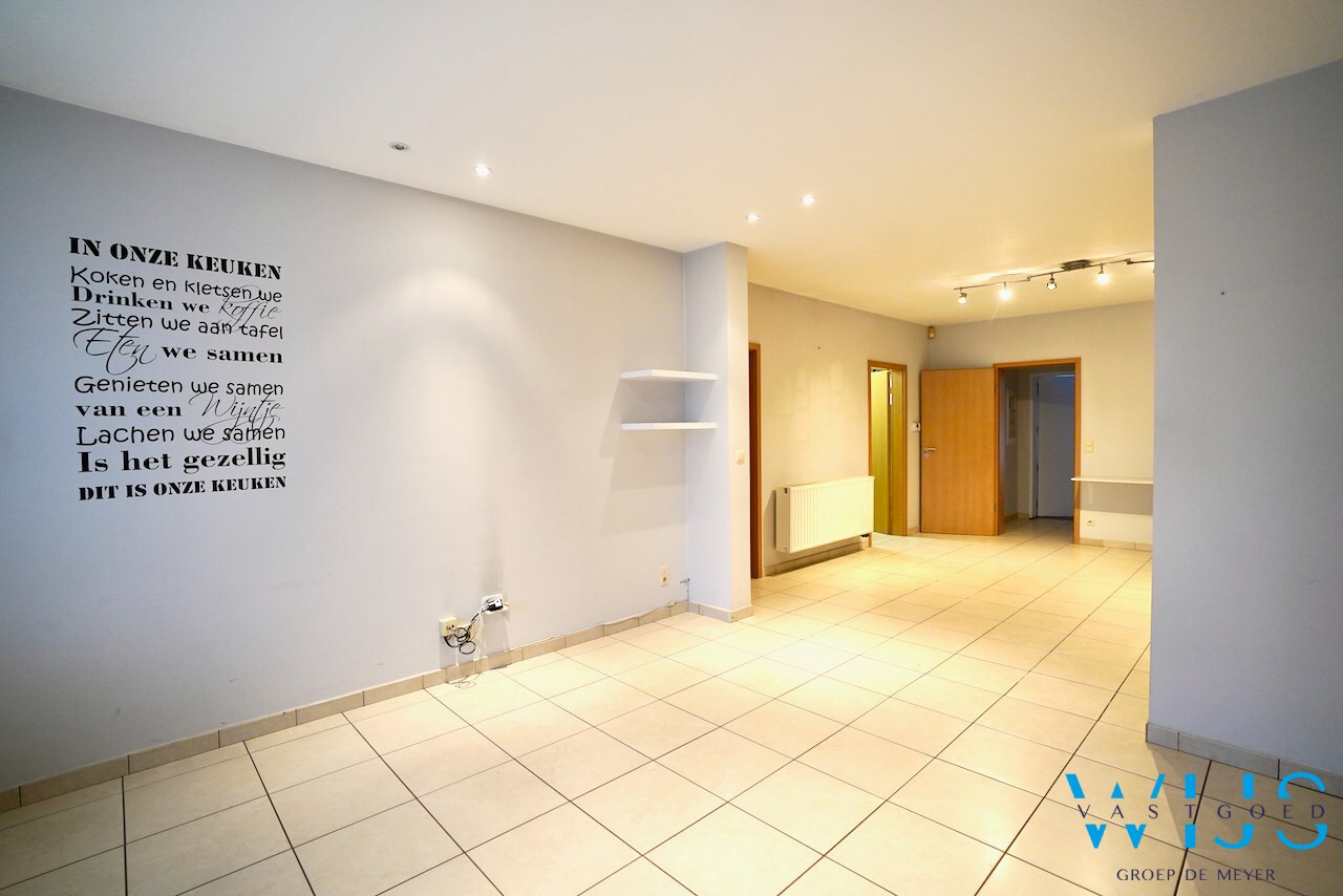 Goed gelegen handelspand met garage te CENTRUM ERTVELDE ! 