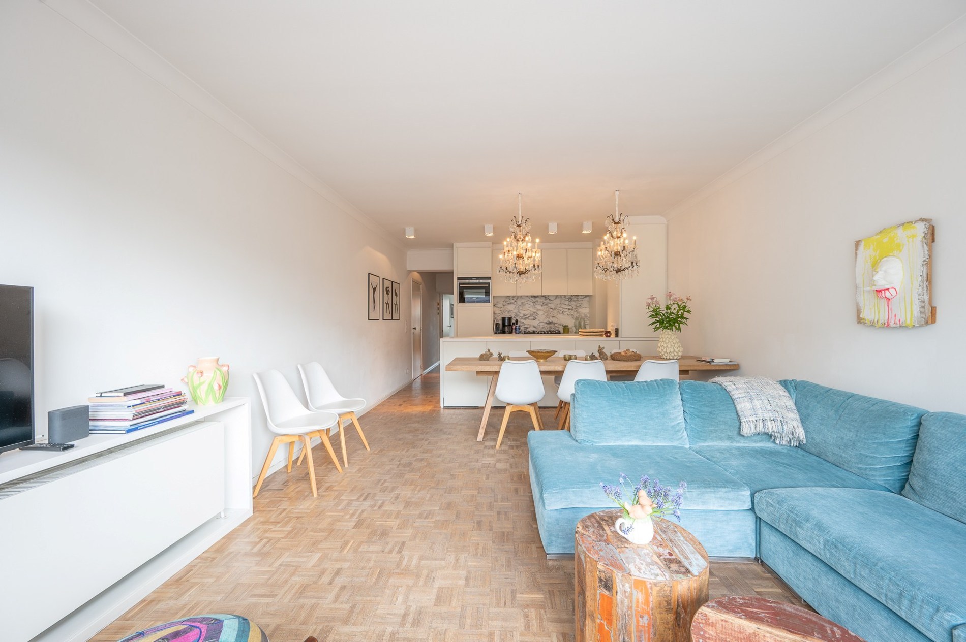 Appartement confortable avec terrasse ensoleillée et vue partielle sur la mer dans un emplacement de premier choix. 