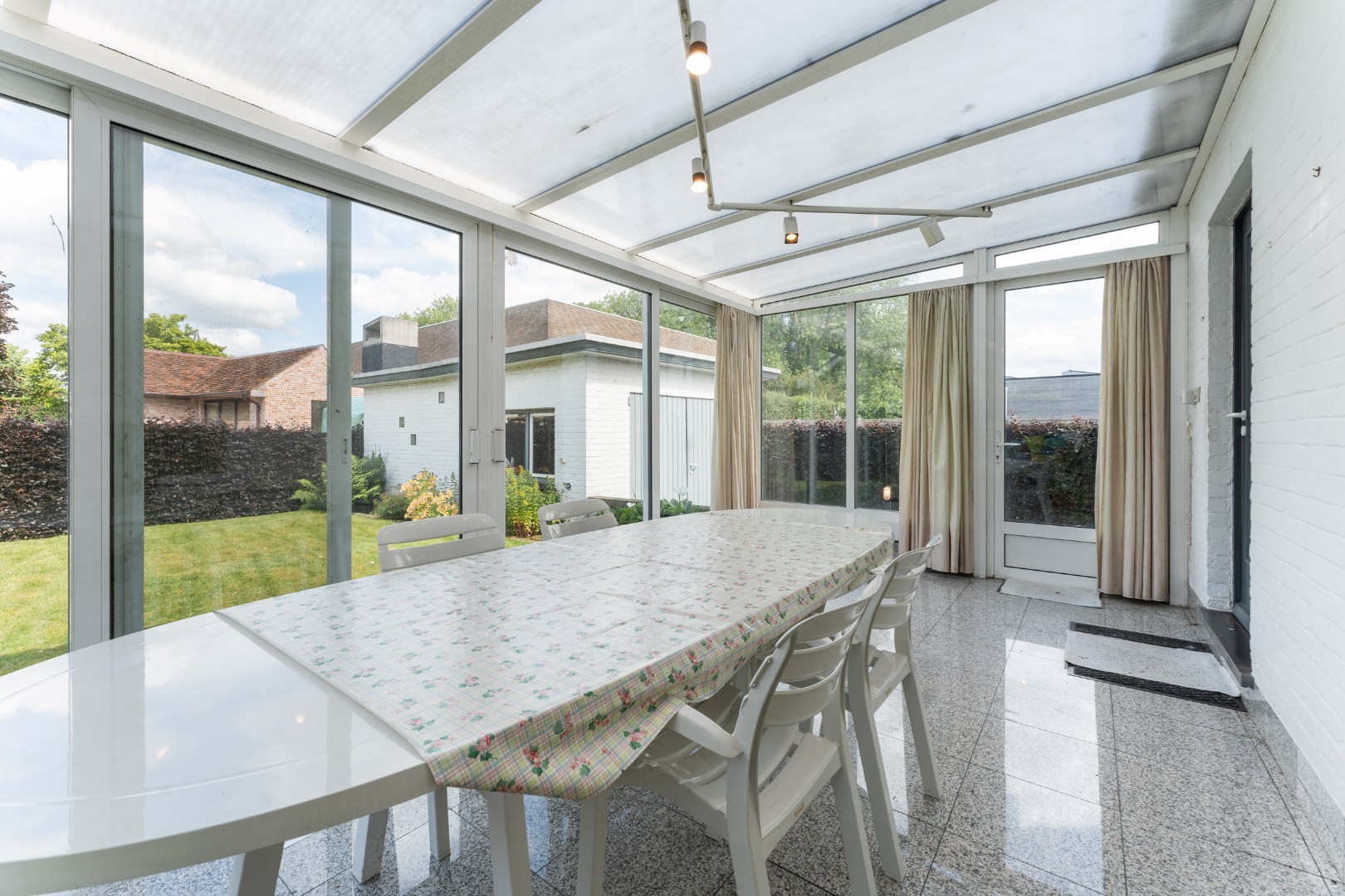 Centraal gelegen lichtrijke villa met 3 slpk, tuin en garage, Torhout 