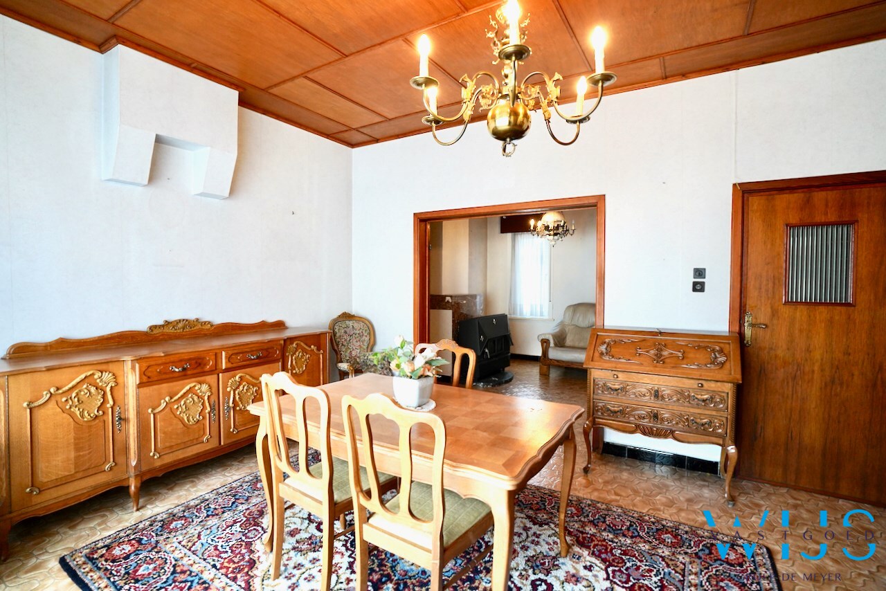 Op te frissen woning met tuin &amp; 2 garages te Rieme ! 