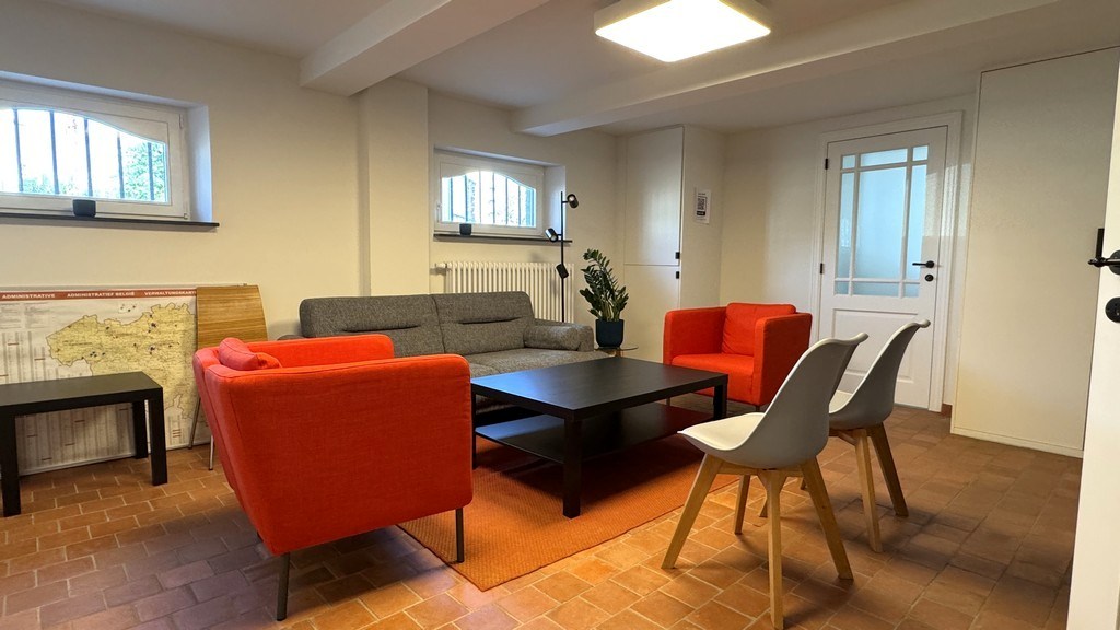 Gemeubelde kantoorruimte met diensten vlakbij het station van Mechelen