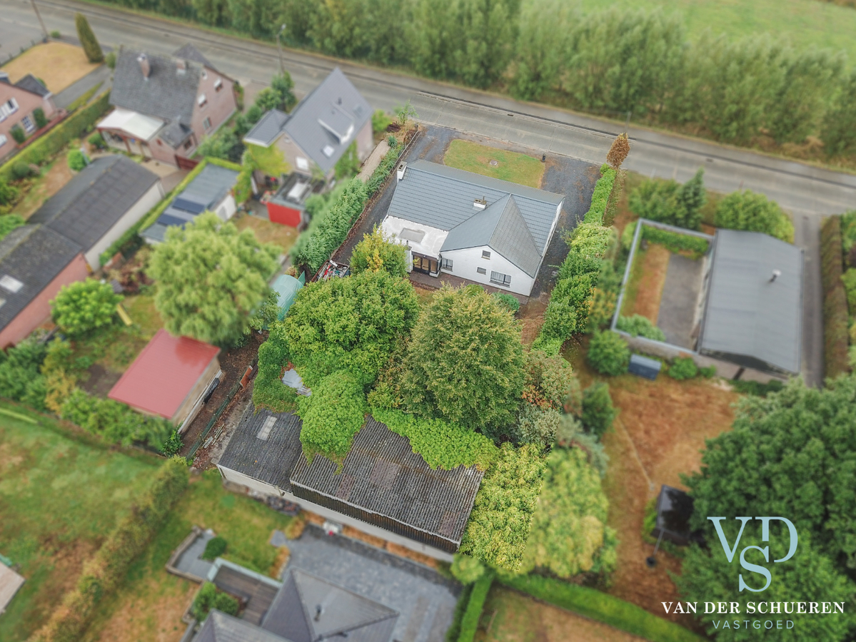 Bungalow met bijgebouw. 