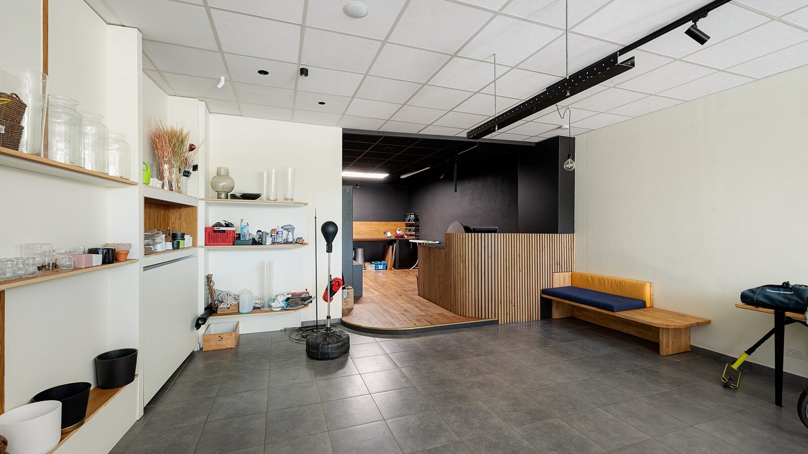 Ruime gezinswoning met handelsruimte op toplocatie in het bruisende Westkapelle. 