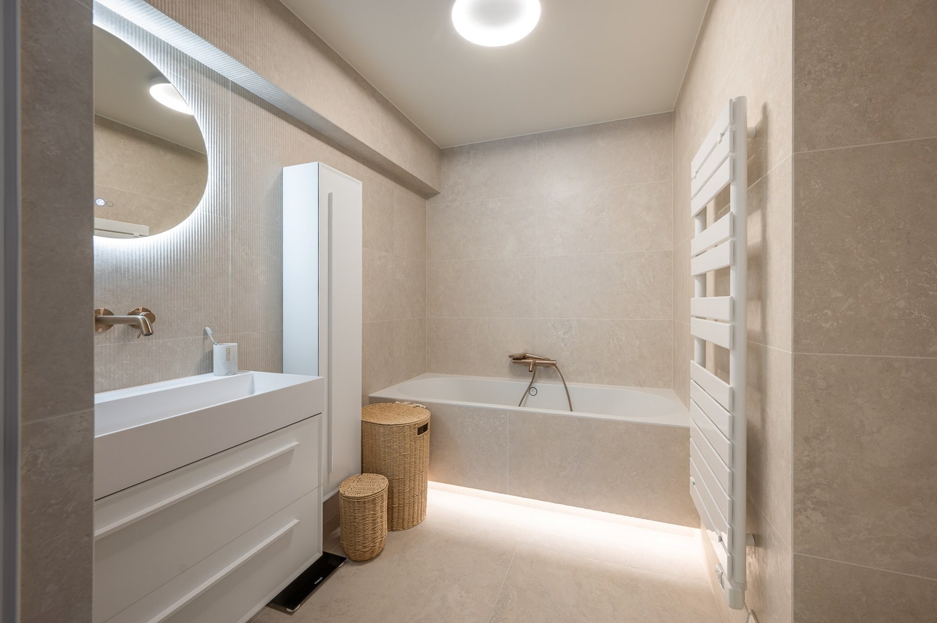 Aangenaam 3 slaapkamerappartement met zijdelings zeezicht op een aangename ligging vlakbij het Lichttorenplein te Knokke. 