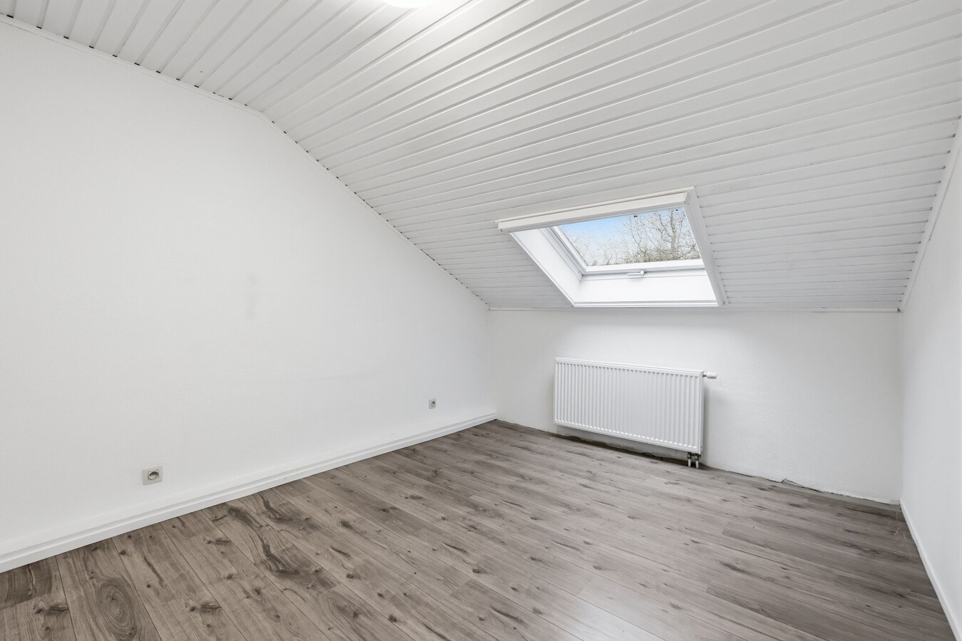 Alleenstaande woning met 4 slaapkamers in Merkem! 