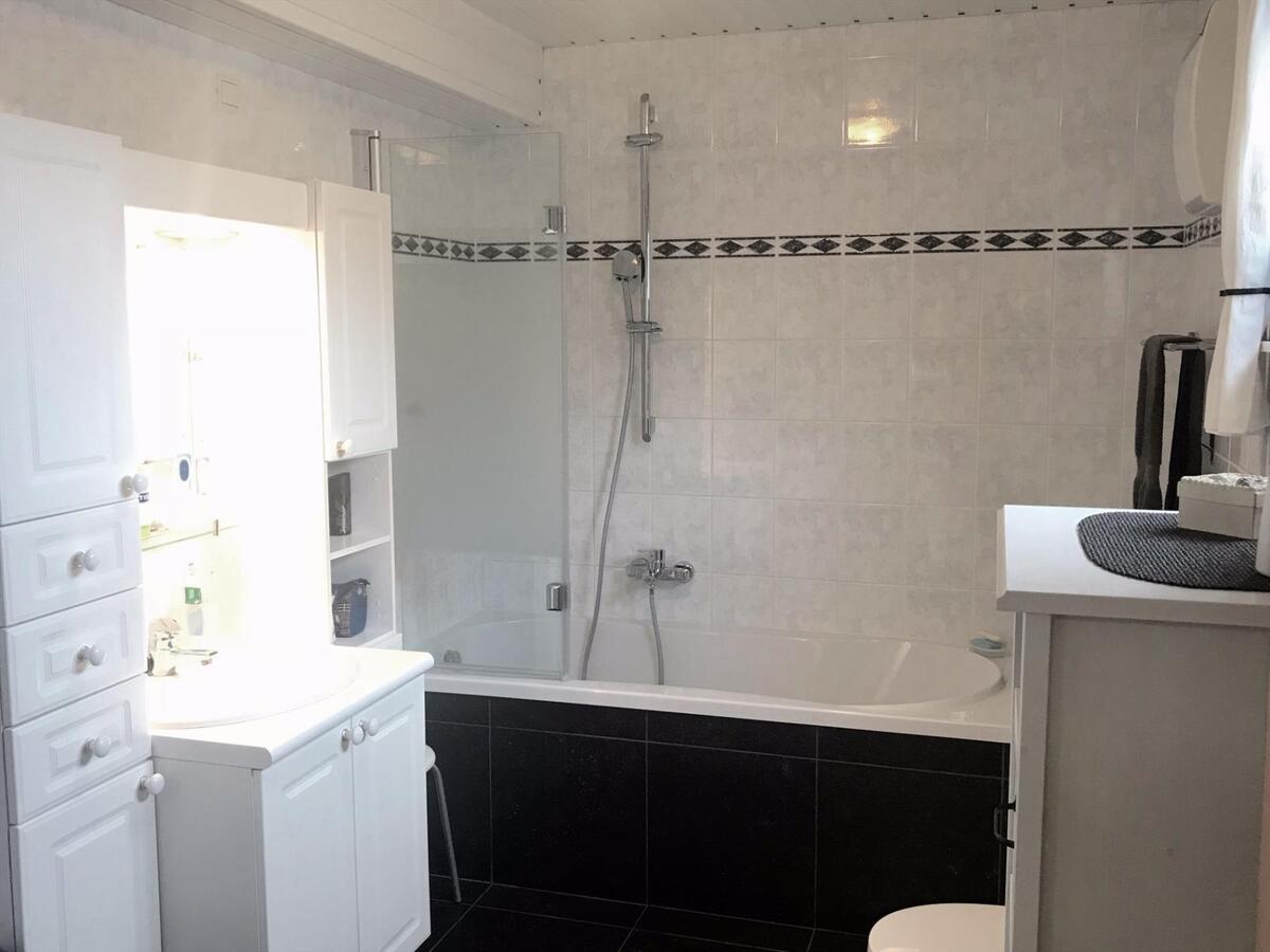 KNAP GERENOVEERDE RUIME WONING MET ZONNIGE STADSTUIN 