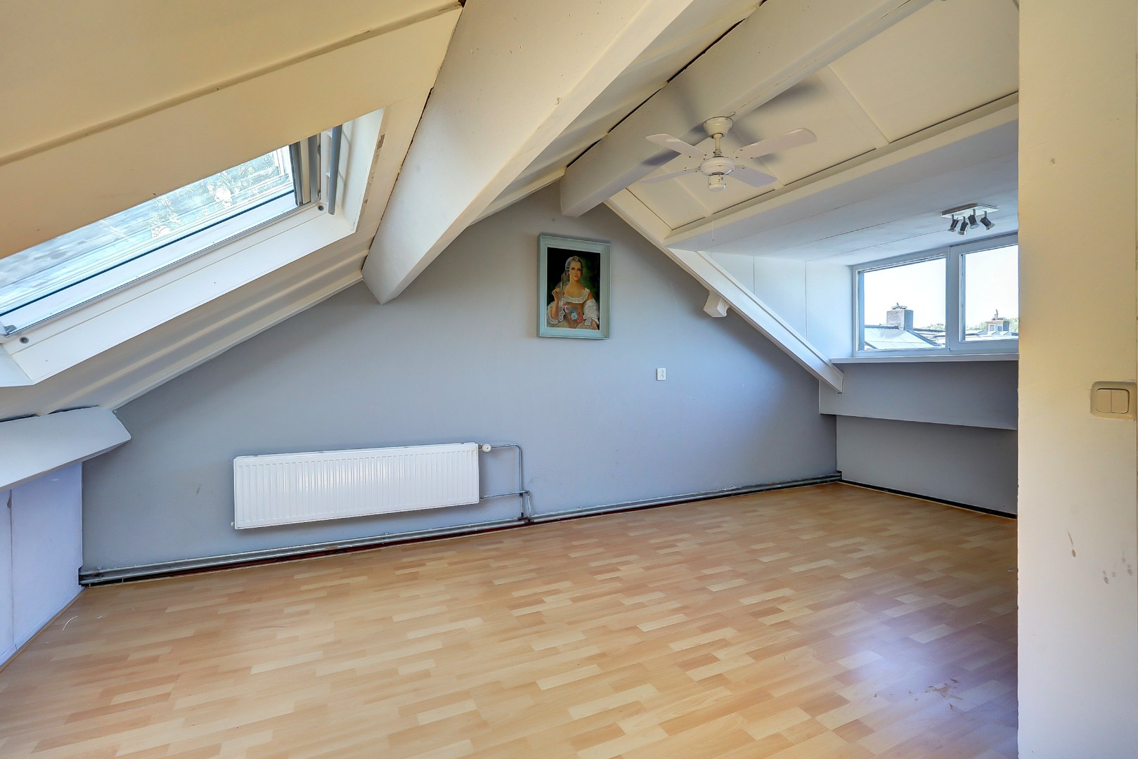 Goed onderhouden geschakelde  5-kamer woning, instapklaar, parkeerplaats, berging, zonnige tuin en gelegen in de zeer kindvriendelijke wijk Ommoord. 
