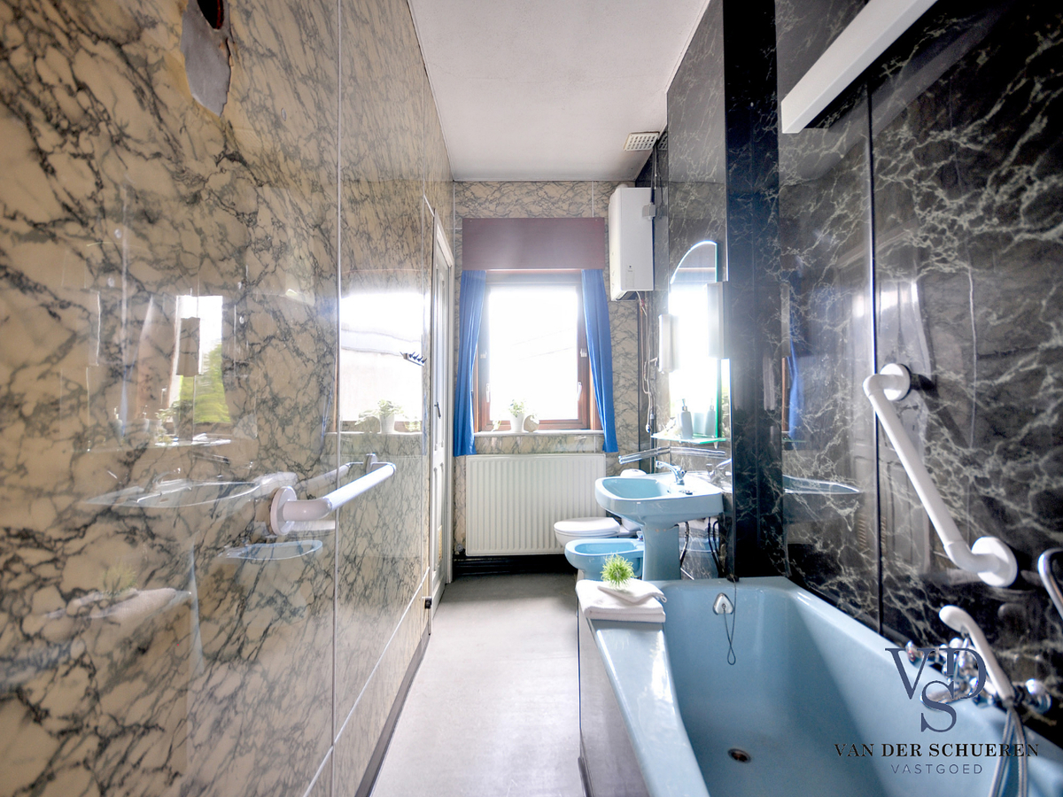 Degelijke en stijlvolle herenwoning. Uitstekend gelegen ! 