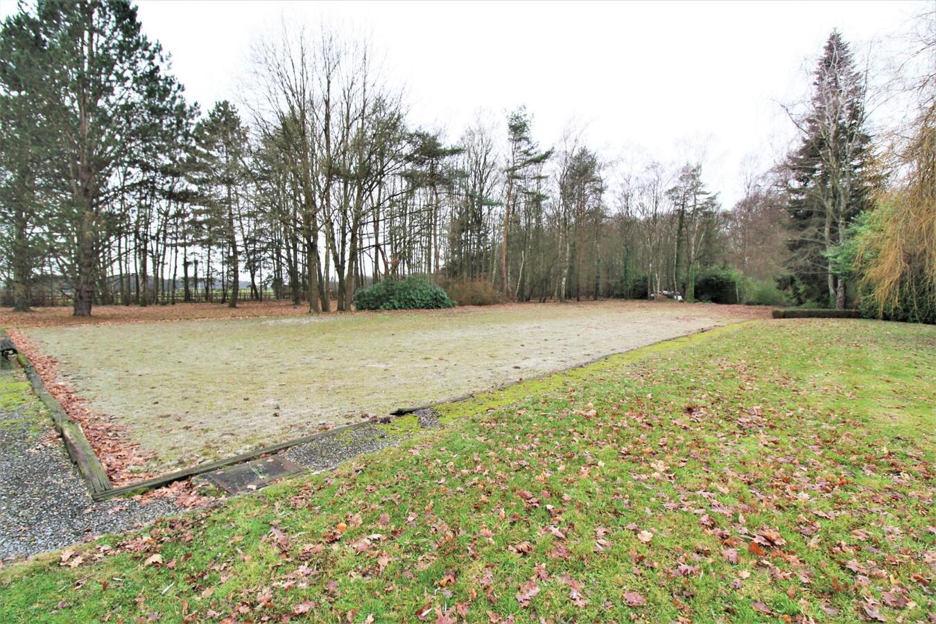 Villa avec infrastructures équestres, piscine, court de tennis, piste de trot et prairie sur environ 2ha65a à Huldenberg (Brabant Flamand) 