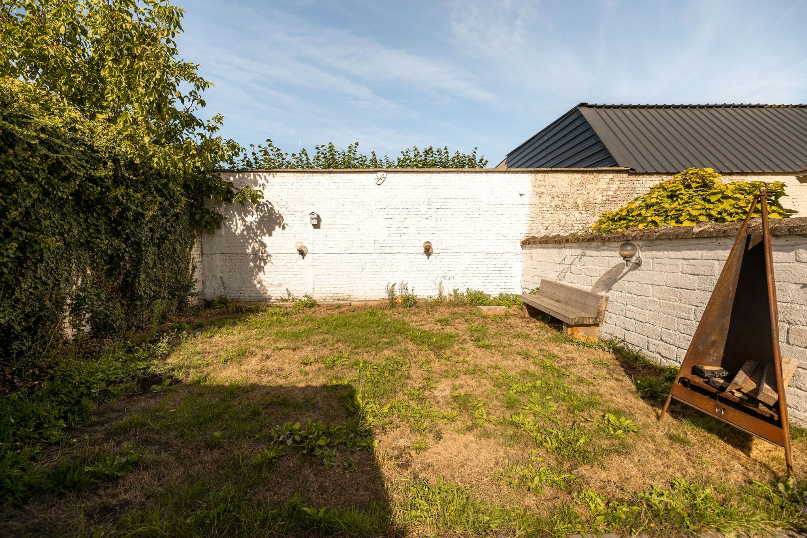Renovatiepand met 6 slaapkamers, garage en grote zonnige tuin 