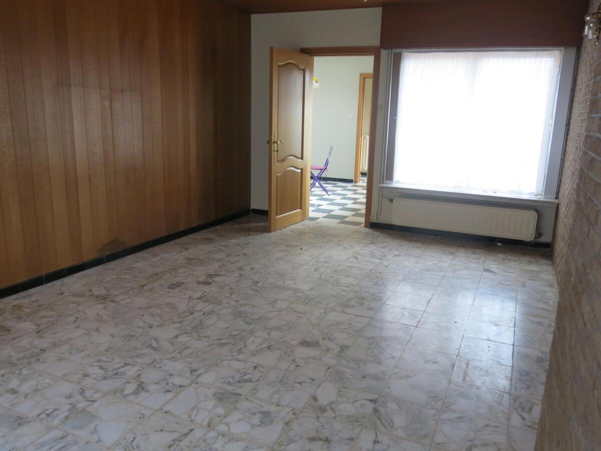 Centraal gelegen halfopen woning met ruime garage 