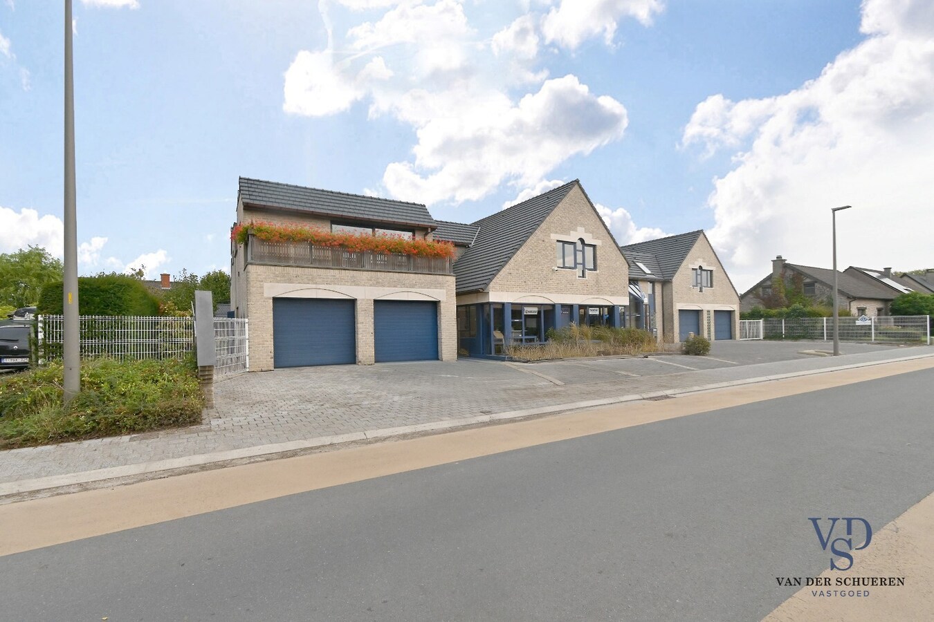 Ruim handelspand met penthouse in villastijl 