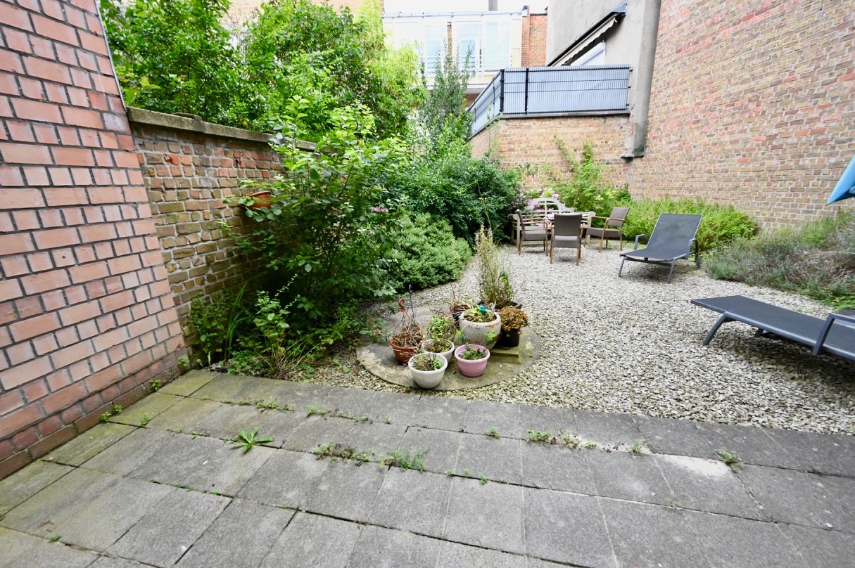ONGEMEUBELD - Gelijkvloers-appartement met tuin op wandelafstand van de Lippenslaan. 