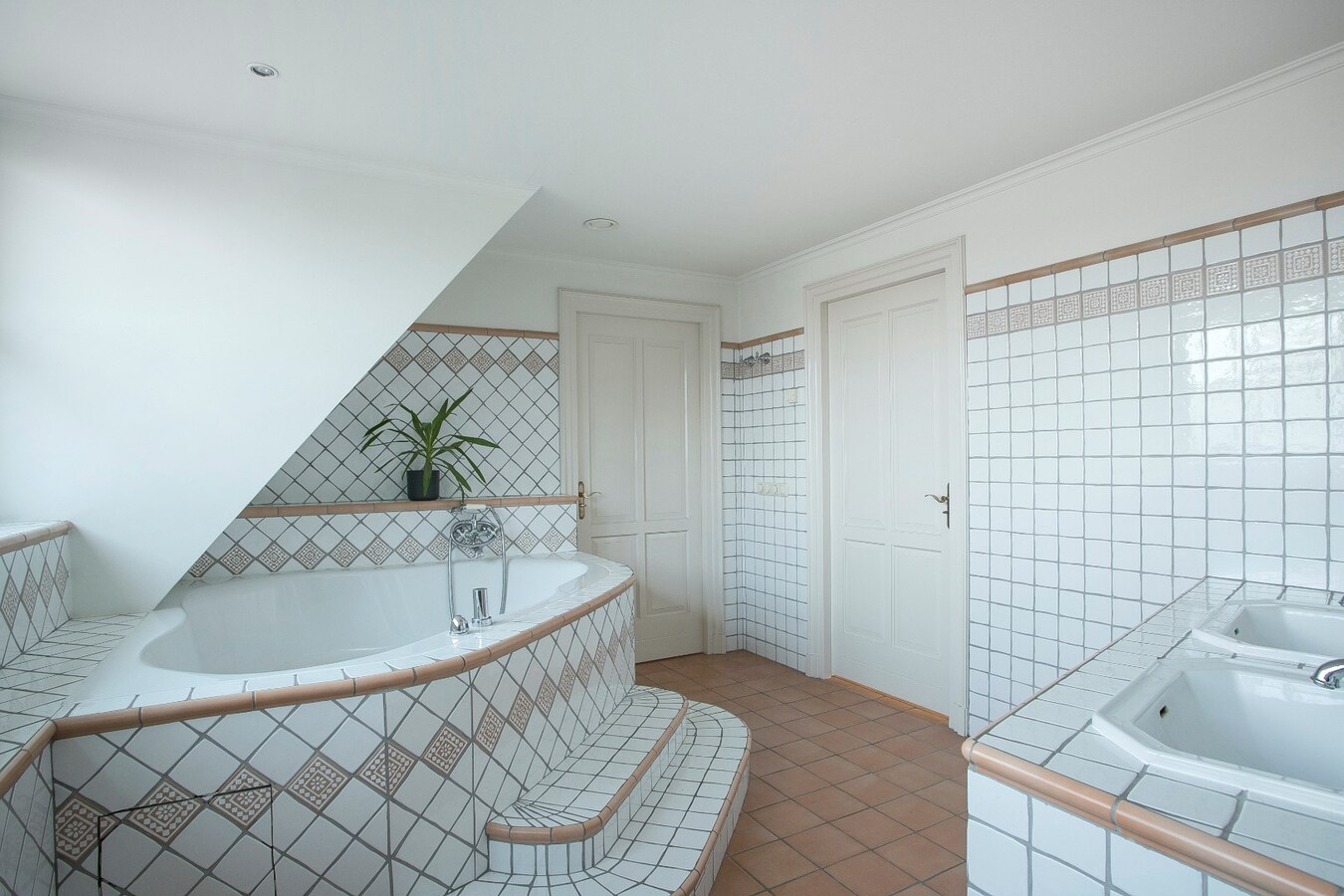 Riante vrijstaande villa met rieten dak gelegen op een perceel van 1.240 m2. 