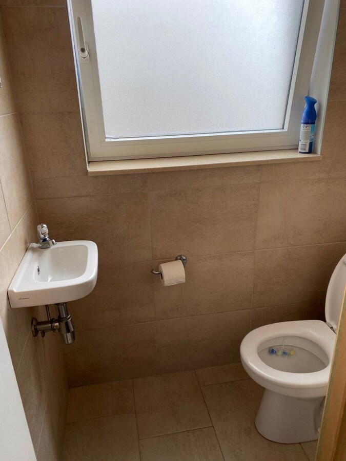 Eigentijds appartement met  autostaanplaats en kelder. Geen vaste kosten. 