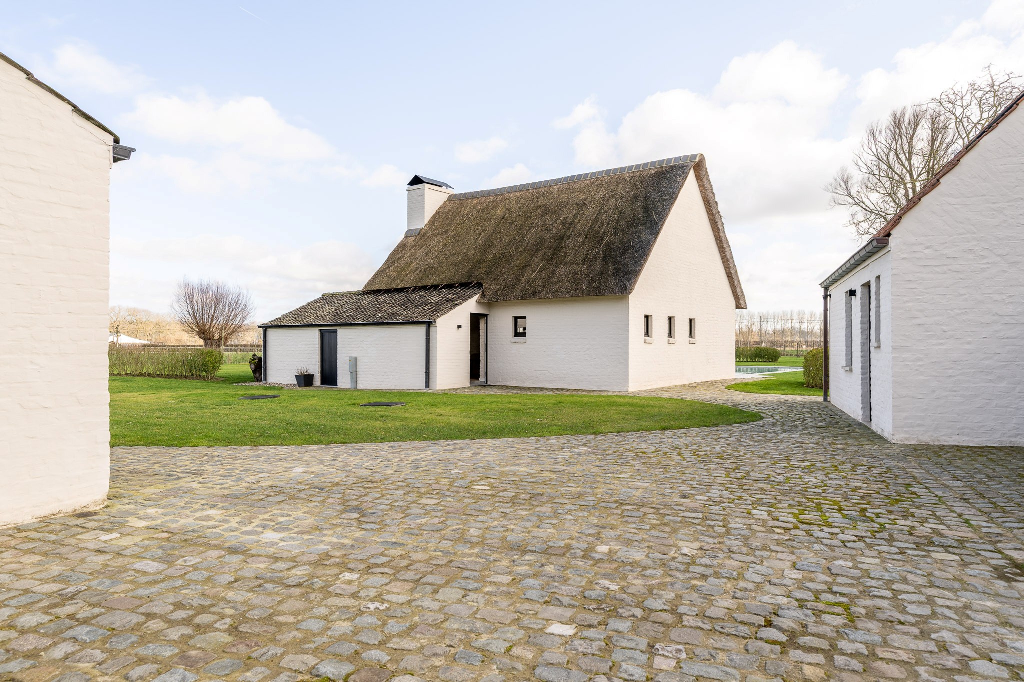 Uitzonderlijk gerenoveerde Hoeve met bijhuis op een domein van 1,5 hectare 