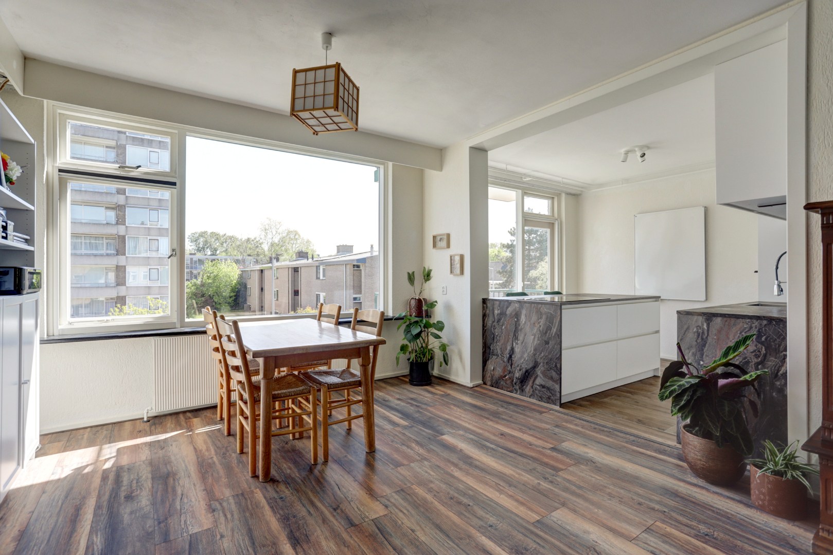 Instapklaar 3- (voorheen 4) kamer appartement op de 2e etage met moderne keuken met kookeiland, 2 balkons, 2 riante slaapkamers, moderne badkamer en gelegen op eigen grond! 