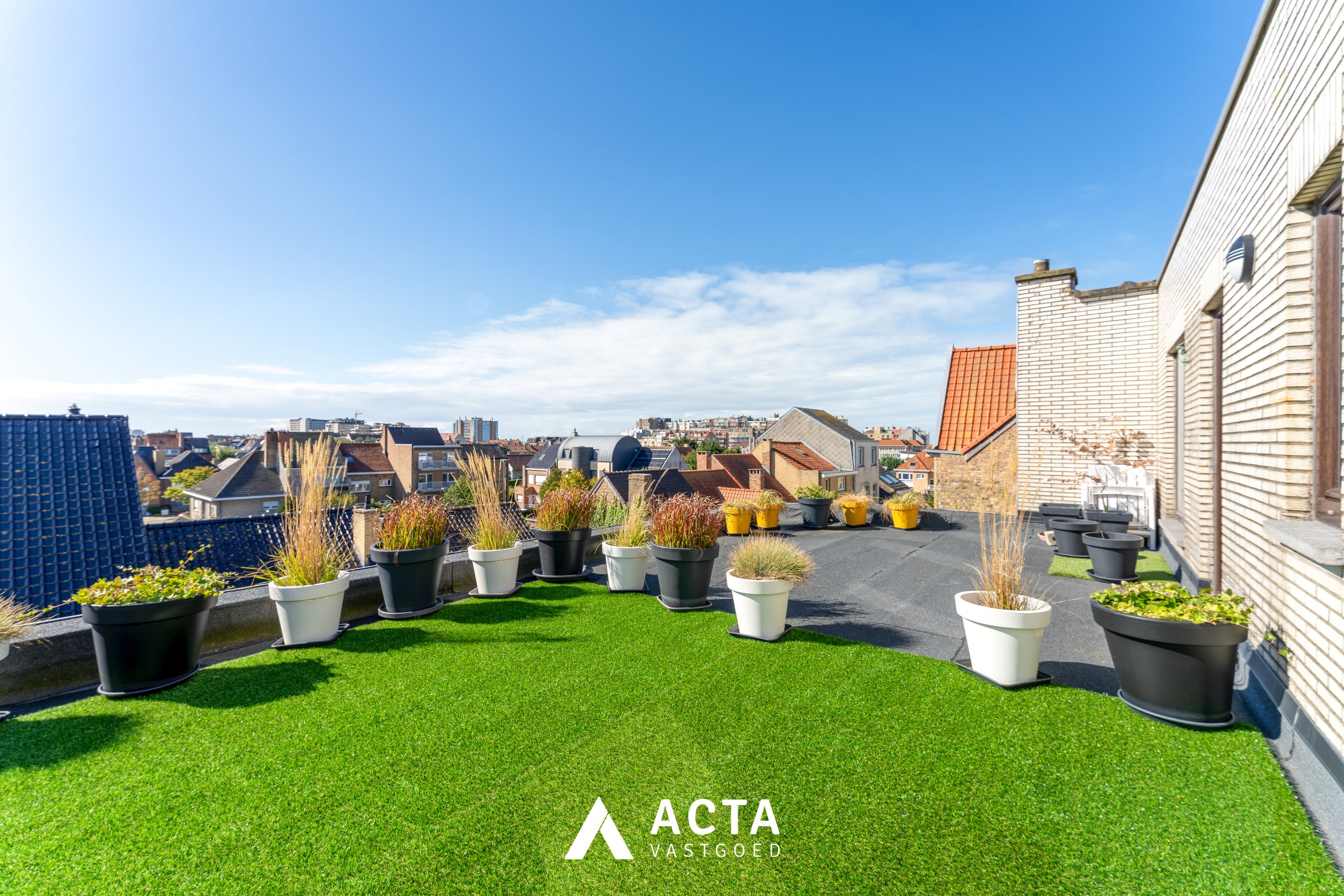 Dakappartement met zonnige terrassen in Mariakerke 