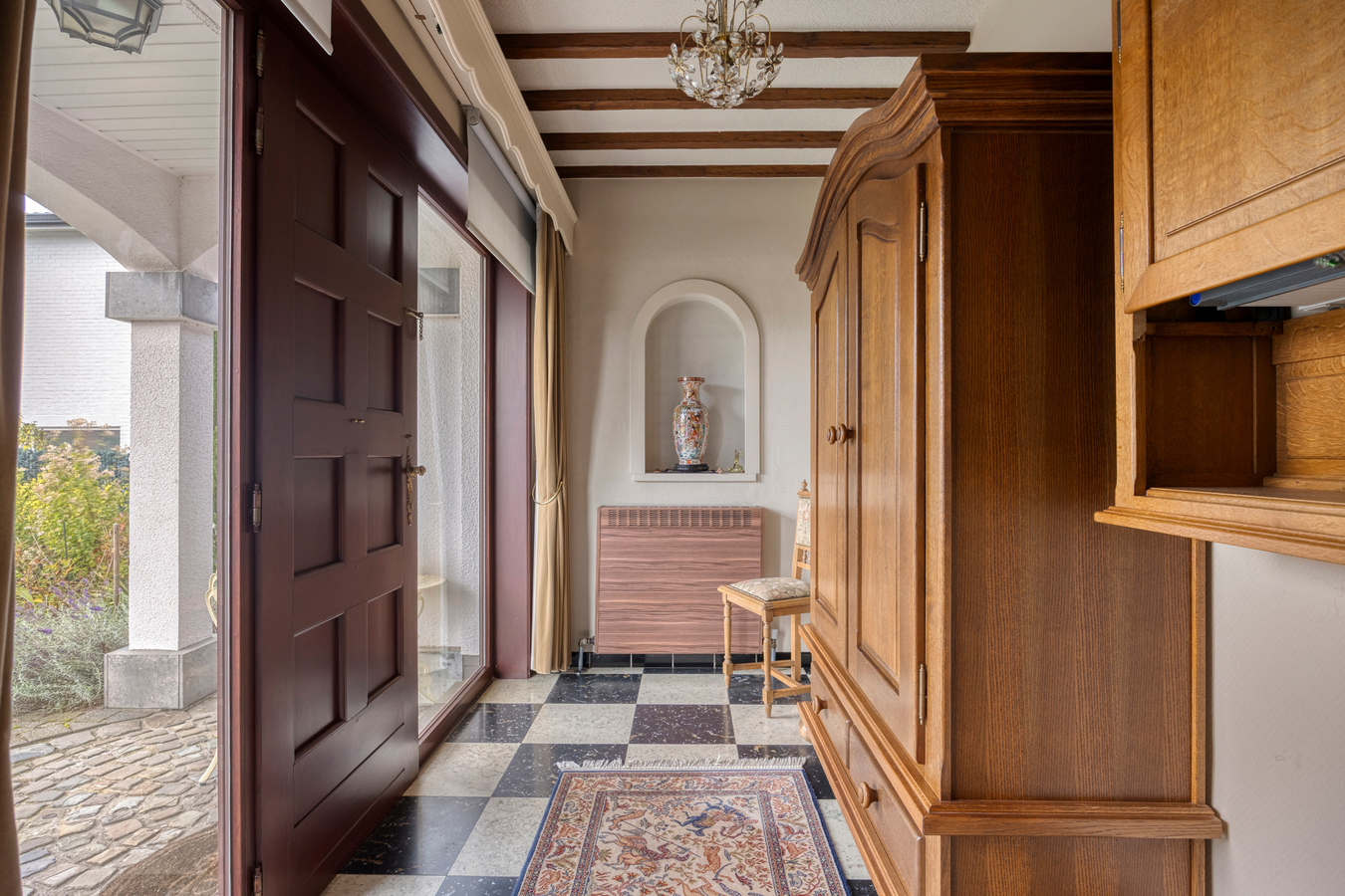Vrijstaand landhuis voor gelijkvloers wonen. 2 slaapkamers. Tuin, berging, garage. 