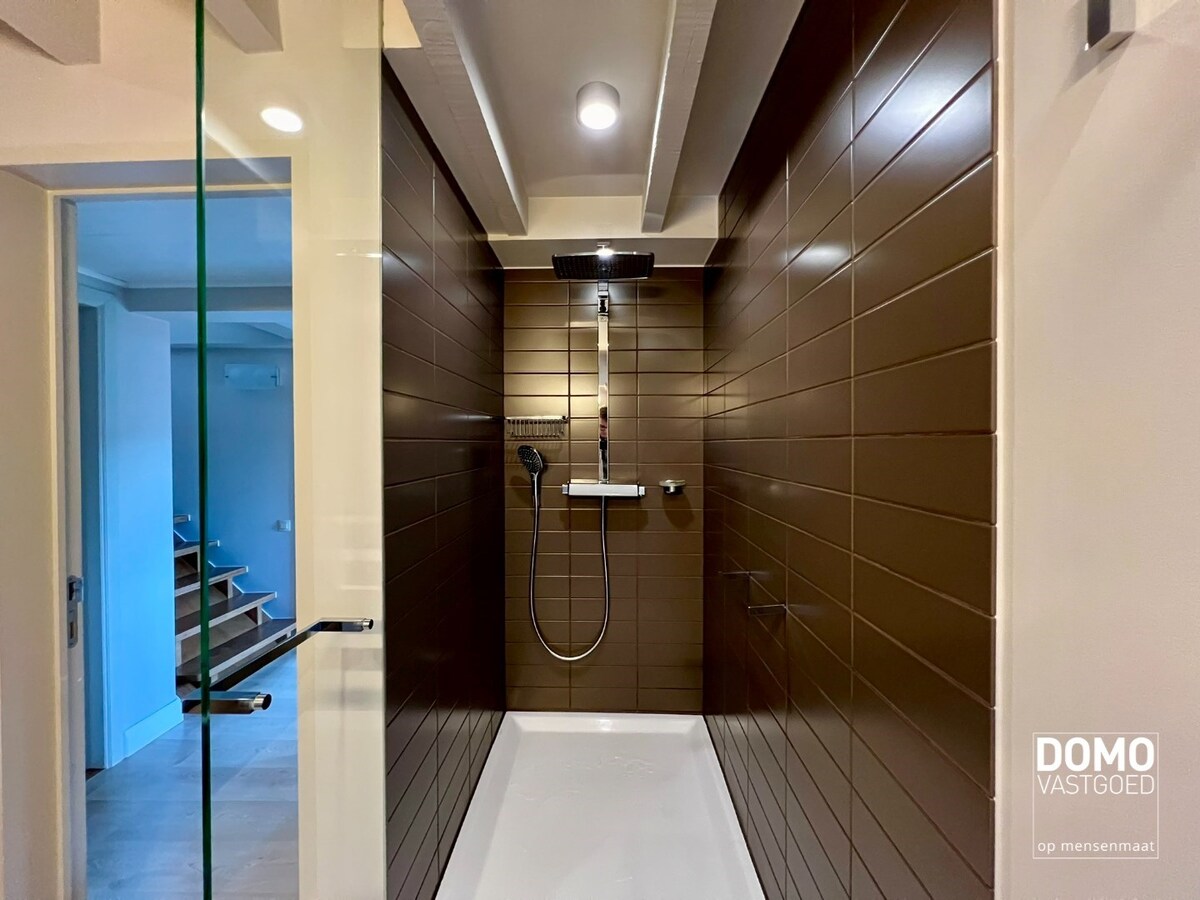 Multifunctioneel handelspand, gunstig gelegen met veel parkeergelegenheid en energielabel C 