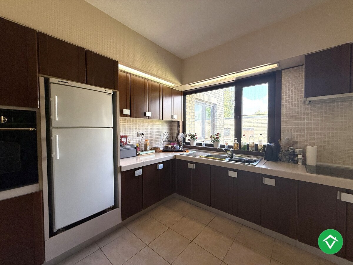 Rustig gelegen gelijkvloerse halfopen woning met 2 slpk's + dubbele garage 