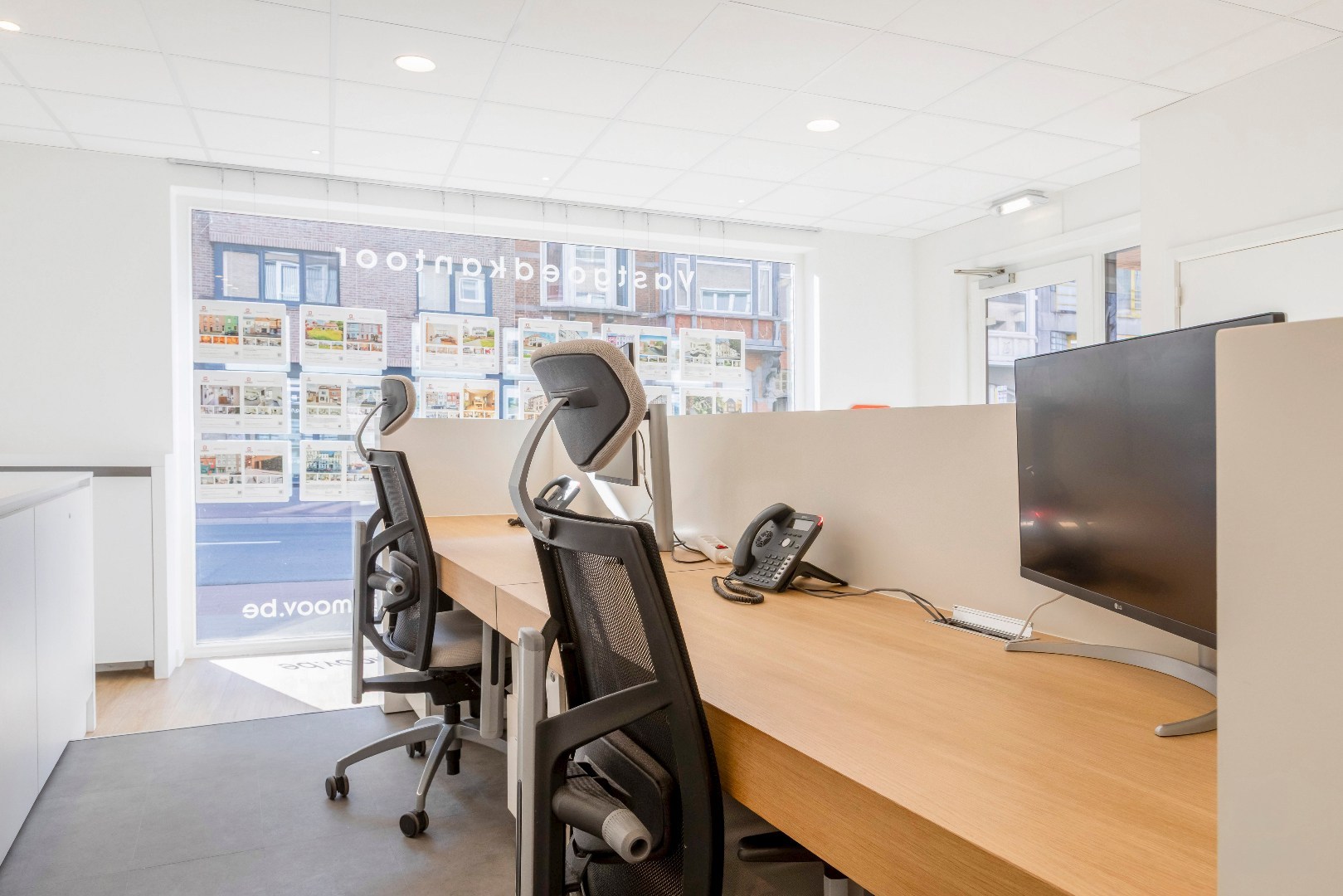 Modern en lichtrijk kantoor; praktijk- of winkelruimte op commercieel gunstige locatie 