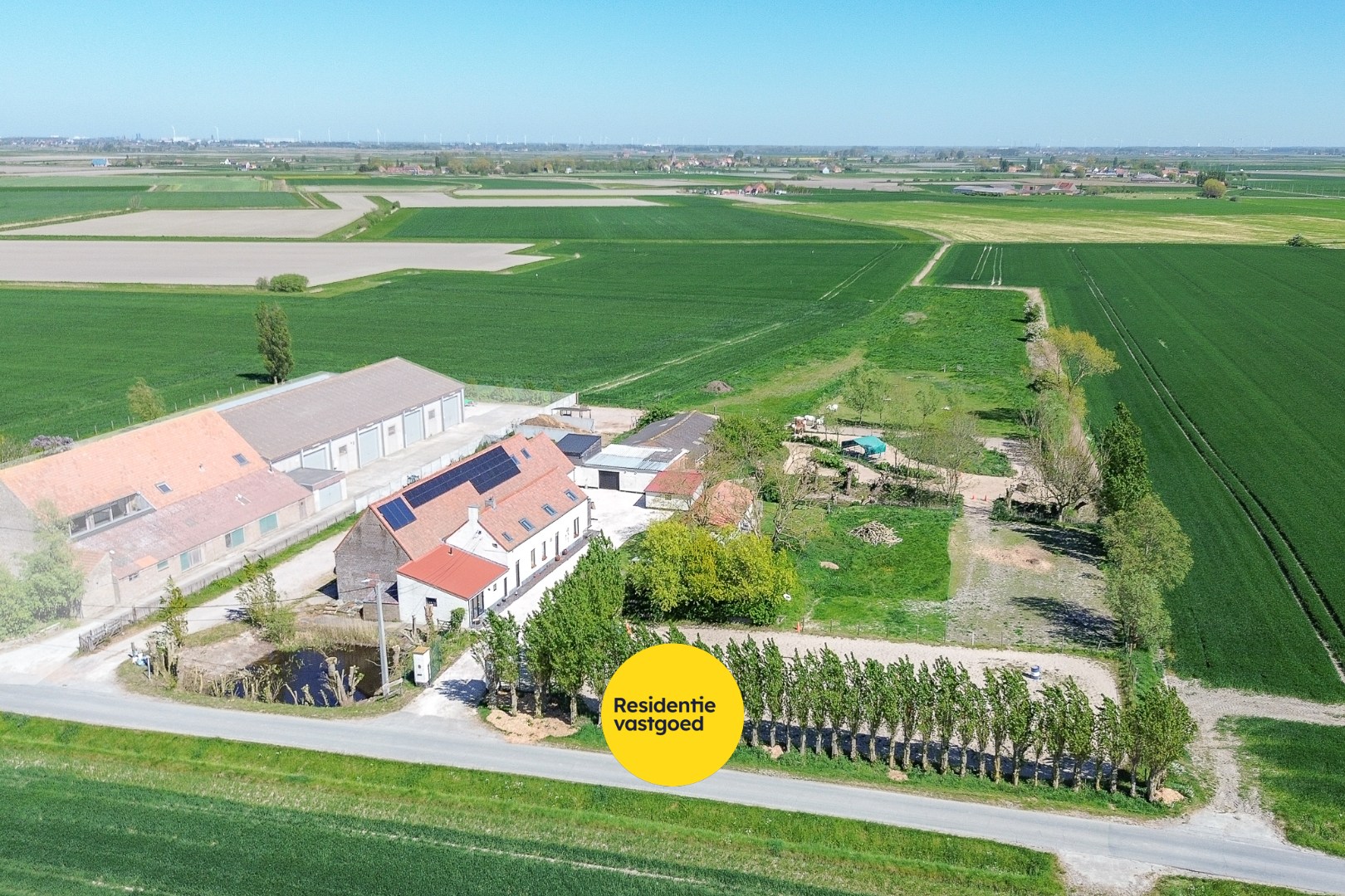 Authentieke hoeve met bouwland, stallen en bijgebouwen op unieke landelijke ligging tussen De Haan en Nieuwmunster 