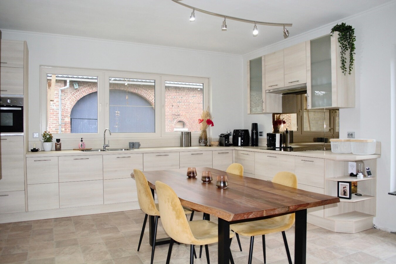 Hedendaagse woning met loods en bijgebouwen op 2.200 m² 