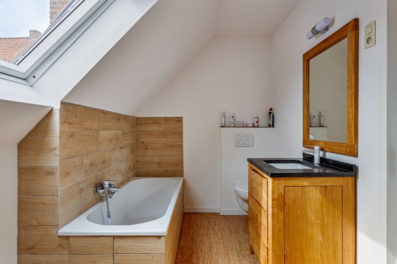 Instapklare ruime woning met praktijkruimte 