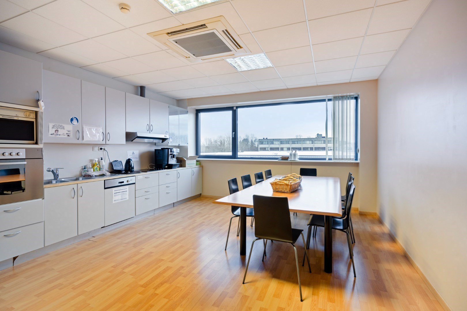 Kantoor te koop in het industriepark te Haasrode/Heverlee met 14 parkings - opp. 626 m² - verkoop van aandelen 