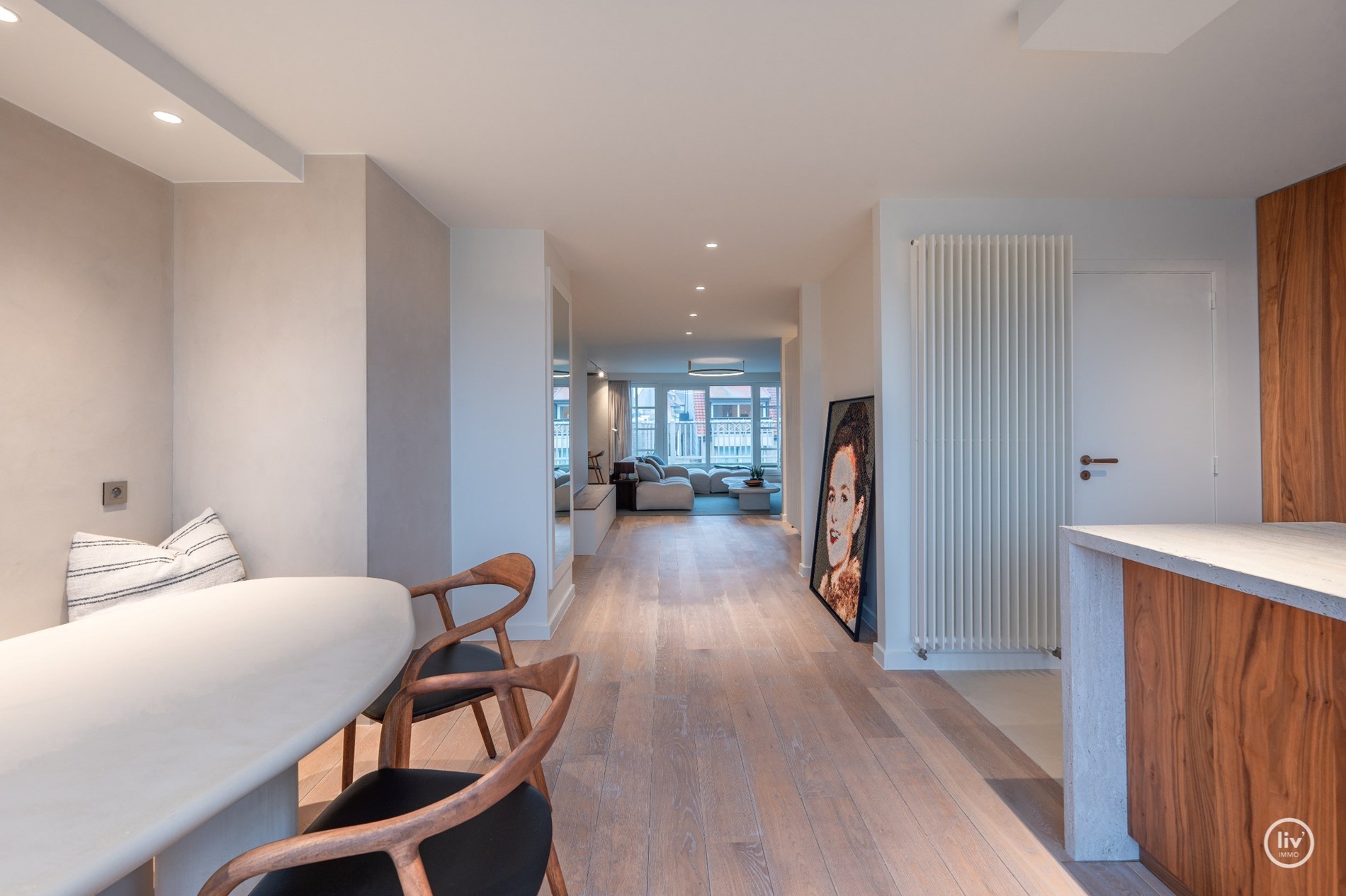 Magnifique appartement en duplex magnifiquement rénové, idéalement situé à proximité de l'église du Sacré-Cœur au cœur de Knokke. 